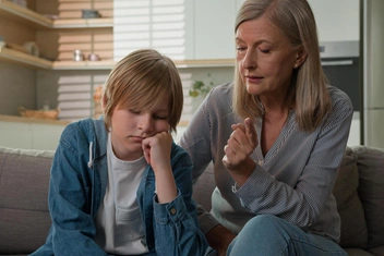 «Да что я там не видела»: почему бабушки нарушают личные границы детей и как это исправить