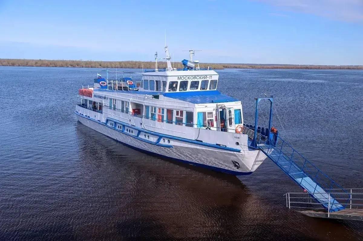Теплоход с более чем 100 пассажирами сел на мель по пути из Якутска в Нижний Бестях