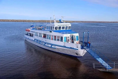 Теплоход с пассажирами сел на мель под Якутском