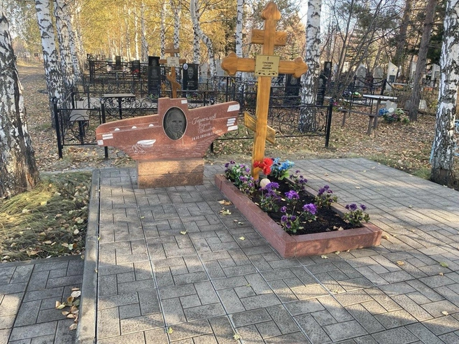 Рядом с могилой также развевается флаг морского флота | Источник: Ирина Господаренко / NGS22.RU