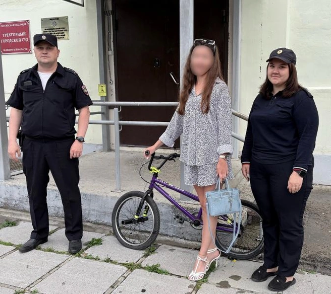 В Трёхгорном полицейские вернули ребенку украденный велосипед | Источник: 74.xn--b1aew.xn--p1ai