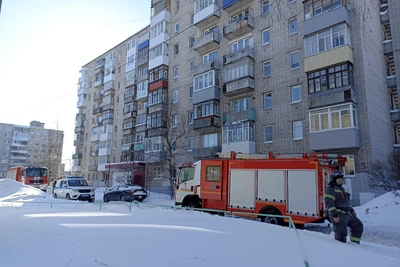При пожаре в архангельской многоэтажке спасли 11 человек