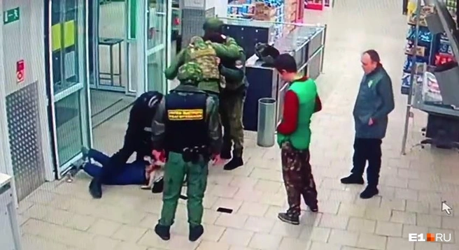 Пять человек понадобилось, чтобы уложить и без того едва стоявшего на ногах екатеринбуржца лицом на землю | Источник: читатель E1.RU