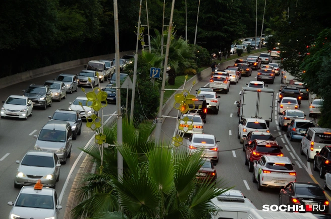 Сильно досаждает летняя пробка в Адлер | Источник: Оксана Витязь