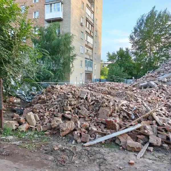 По соседству с жилым домом пока лежат руины | Источник: Прокуратура по Омской области