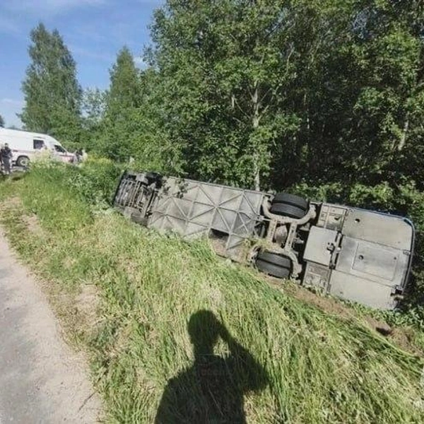 По предварительной информации, 66-летний водитель автобуса Yutong не справился с управлением и совершил съезд в кювет | Источник: подслушано Углич / T.me