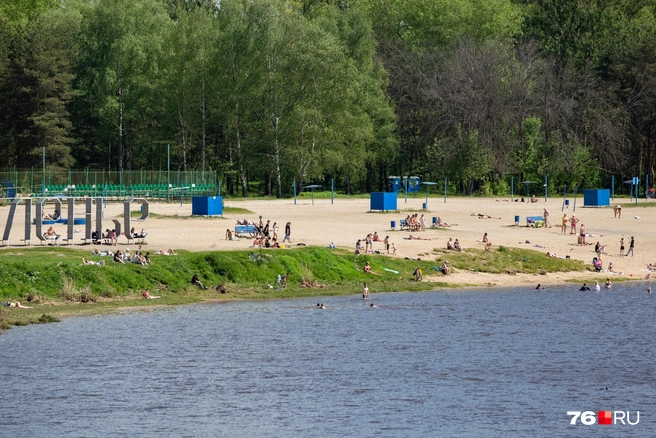 Всю последнюю неделю пляжи Ярославля наполнены людьми | Источник: Кирилл Поверинов / 76.RU