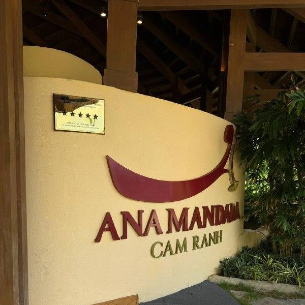 В отпуске супруга главы управы с дочкой остановились в отеле Ana Mandara Cam Ranh | Источник: Ведьмы не стареют / T.me