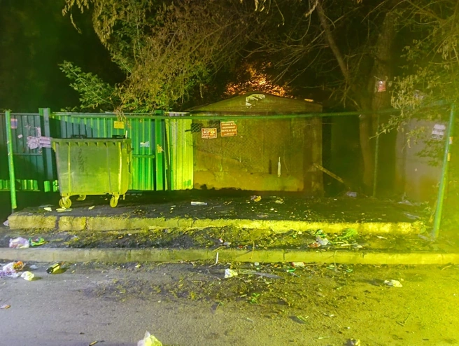 В компании показали фото, на котором видно, что из всех уцелел только один контейнер | Источник: предоставлено МУП «САХ»