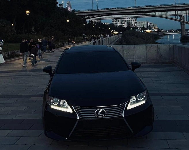 Черный Lexus без номеров заставил новосибирцев спорить: одни обвинили его в нарушении ПДД, а другие похвалили за смелость | Источник: temabeznomerov / Instagram.com* (деятельность соцсети запрещена в РФ)