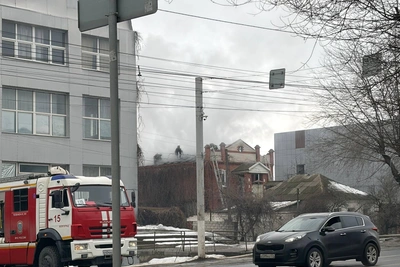 В Волгограде горит частный дом, на месте работают экстренные службы