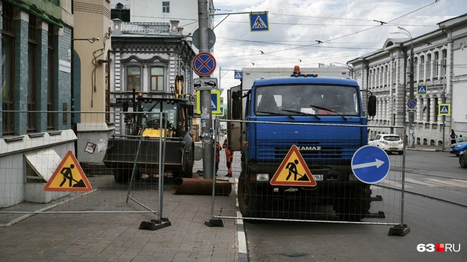 Перекрыли тротуар и кусочек улицы | Источник: Илья Овсянников / 63.RU