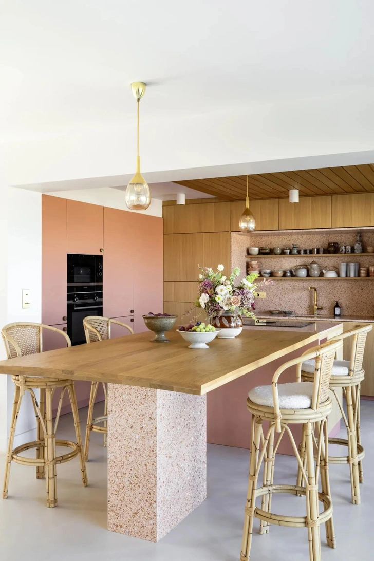 Стулья, Selency. Подвесные светильники, Ebb & Flow. | Источник: Жюльен Фернандес