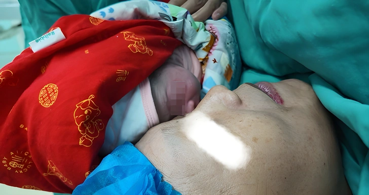 60-летняя госпожа Чжан и ее дочь | Источник: Sina News
