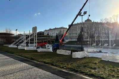 В парке Черное озеро монтируют новогоднюю инсталляцию