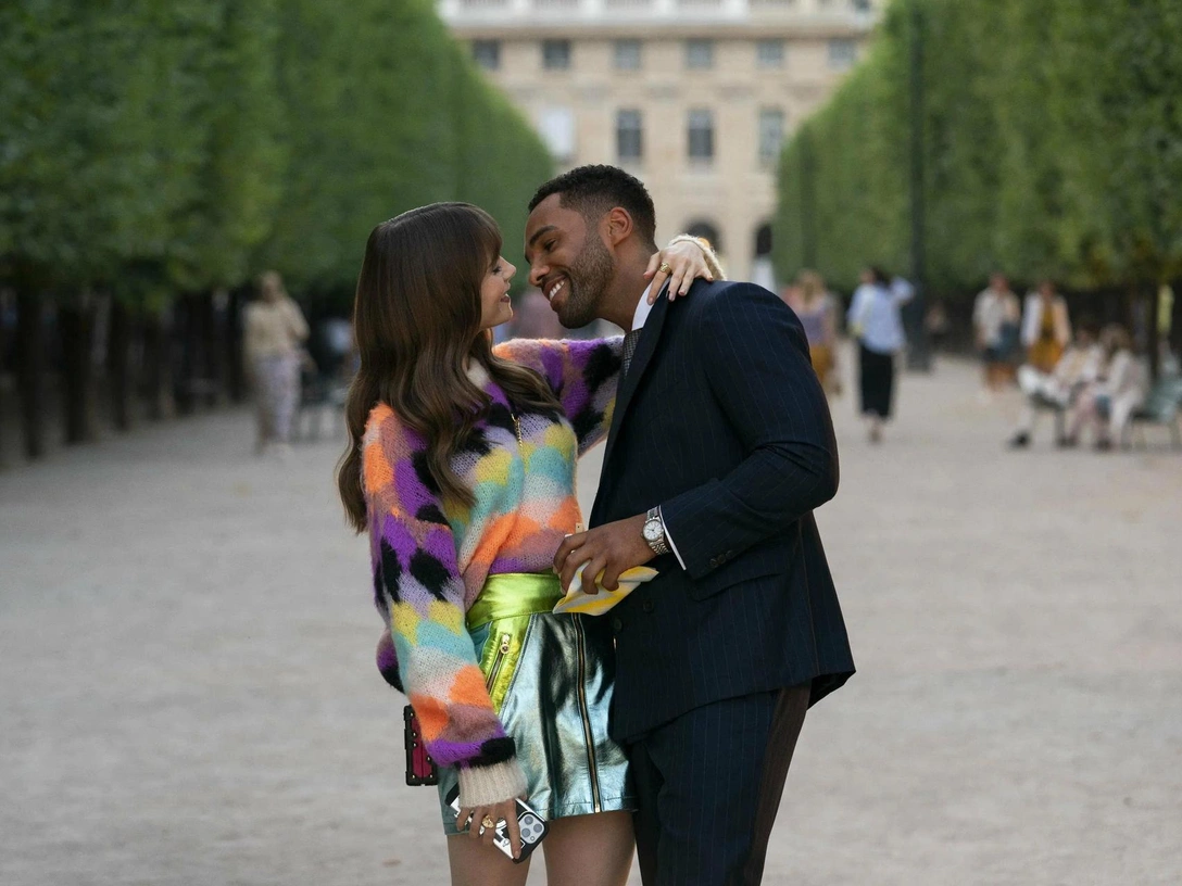 Эмили (Лили Коллинз) и Альфи (Люсьен Лависконт), кадр из сериала «Эмили в Париже» | marieclaire.ru