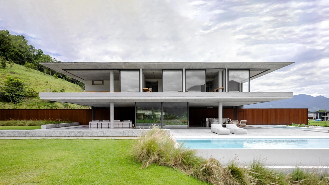 По линии: дом в Бразилии, который построен вдоль 80-метровой стены | Источник: Фабио Северо Мл.