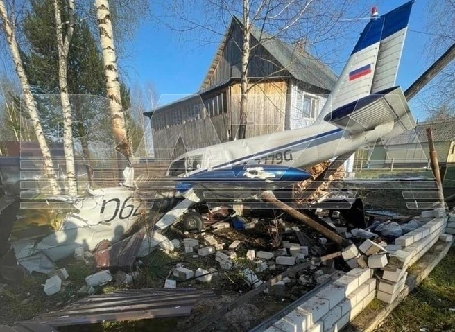 В Республике Коми самолет упал на территорию частного дома | ya62.ru