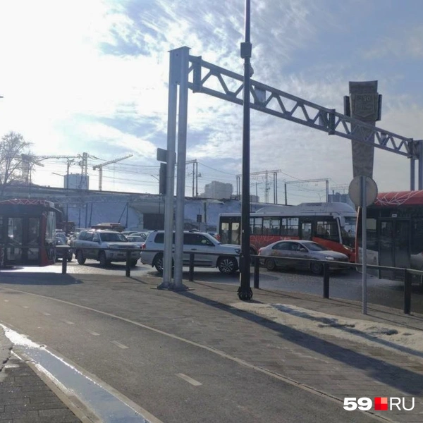 Подъезды к площади Гайдара встали, потому что на самой площади скопились машины | Источник: читатель 59.RU Сергей Ермаков