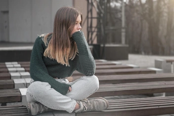 «Подруга меня игнорирует, а друг зовет гулять, только если больше не с кем. Где найти новых друзей?»