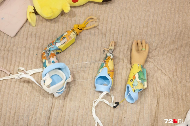 Варя учится управлять разными протезами | Источник: Максим Майер / 72.RU