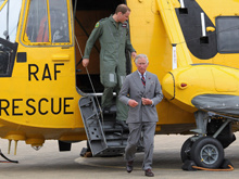 Принц Уильям покатал отца на вертолете