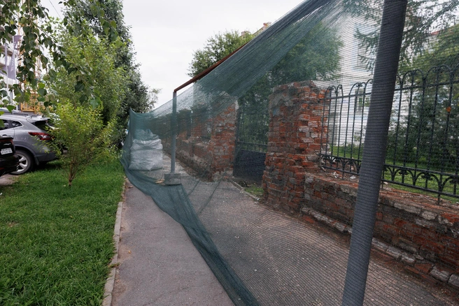 Рядом с территорией здания натянули специальную защитную сетку  | Источник: Ирина Шарова / 72.RU