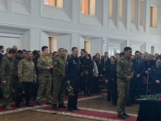 Очередь из желающих проститься с героем была огромной | Источник: Надежда Ефимова / 14.RU