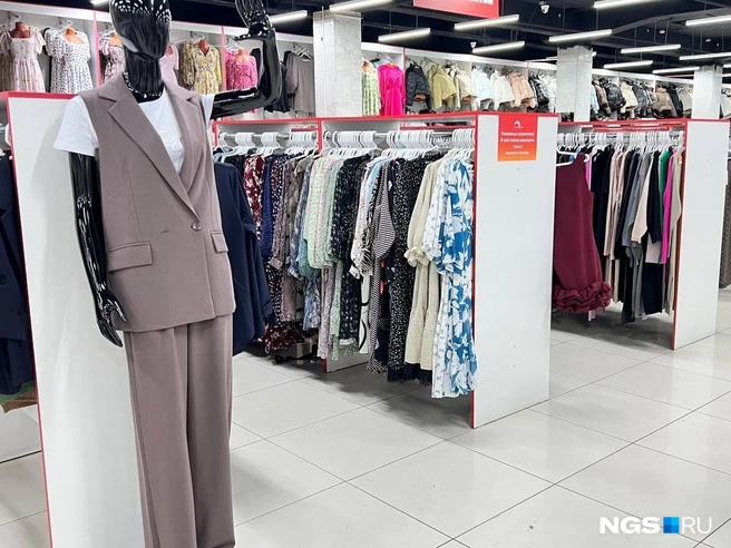 Праздничного оформления в магазине нет, но наряд отыскать при желании можно | Источник: Настасья Медведева / NGS.RU