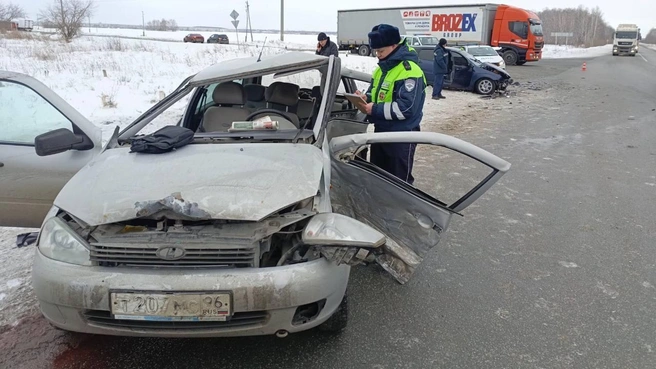 Удар пришелся прямо в водительскую дверь Lada | Источник: ГИБДД по Свердловской области