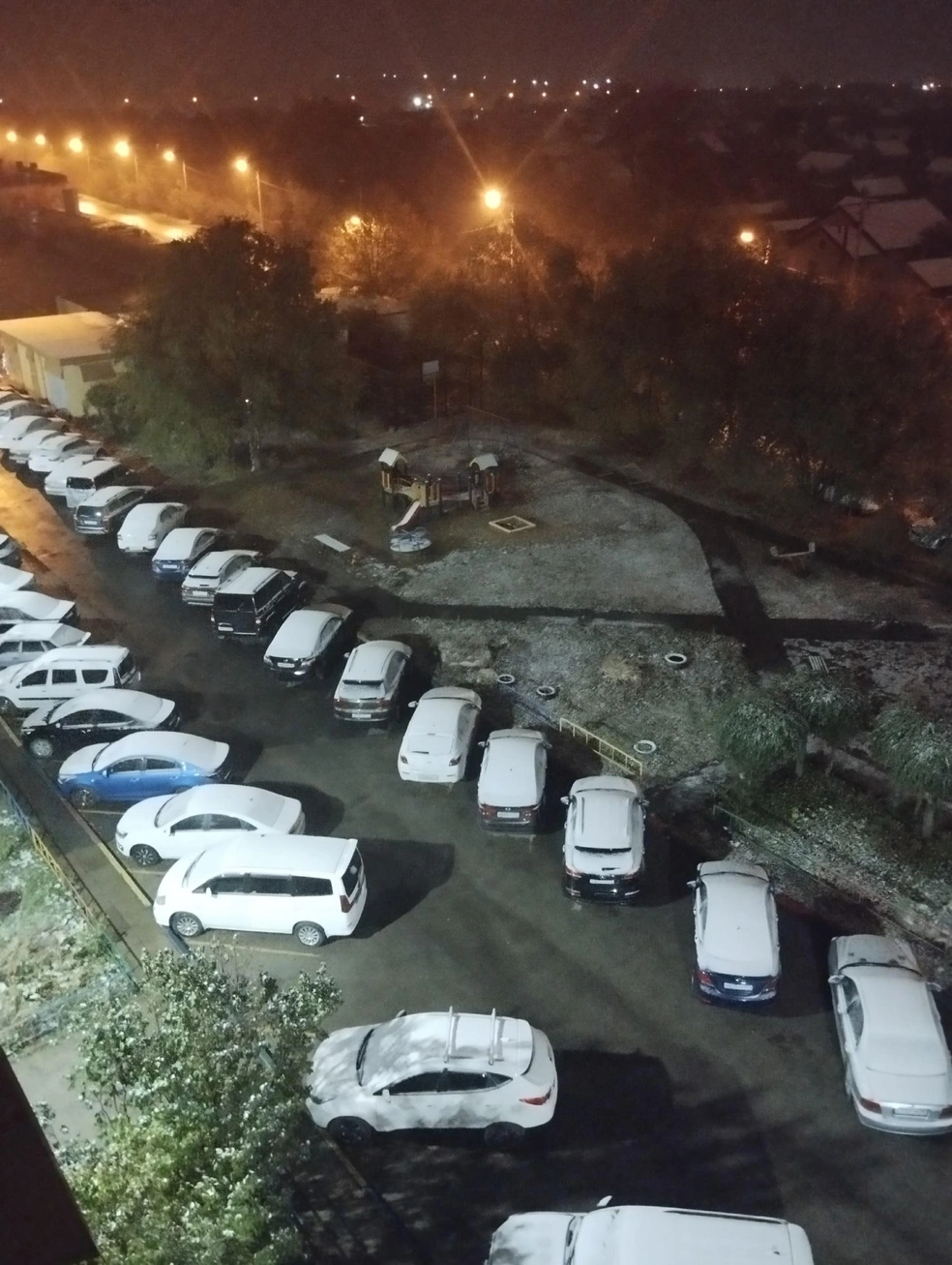 Снега там выпало много. Такую картину увидели жители под окнами сегодня утром | Источник: magnitkacity / vk.com