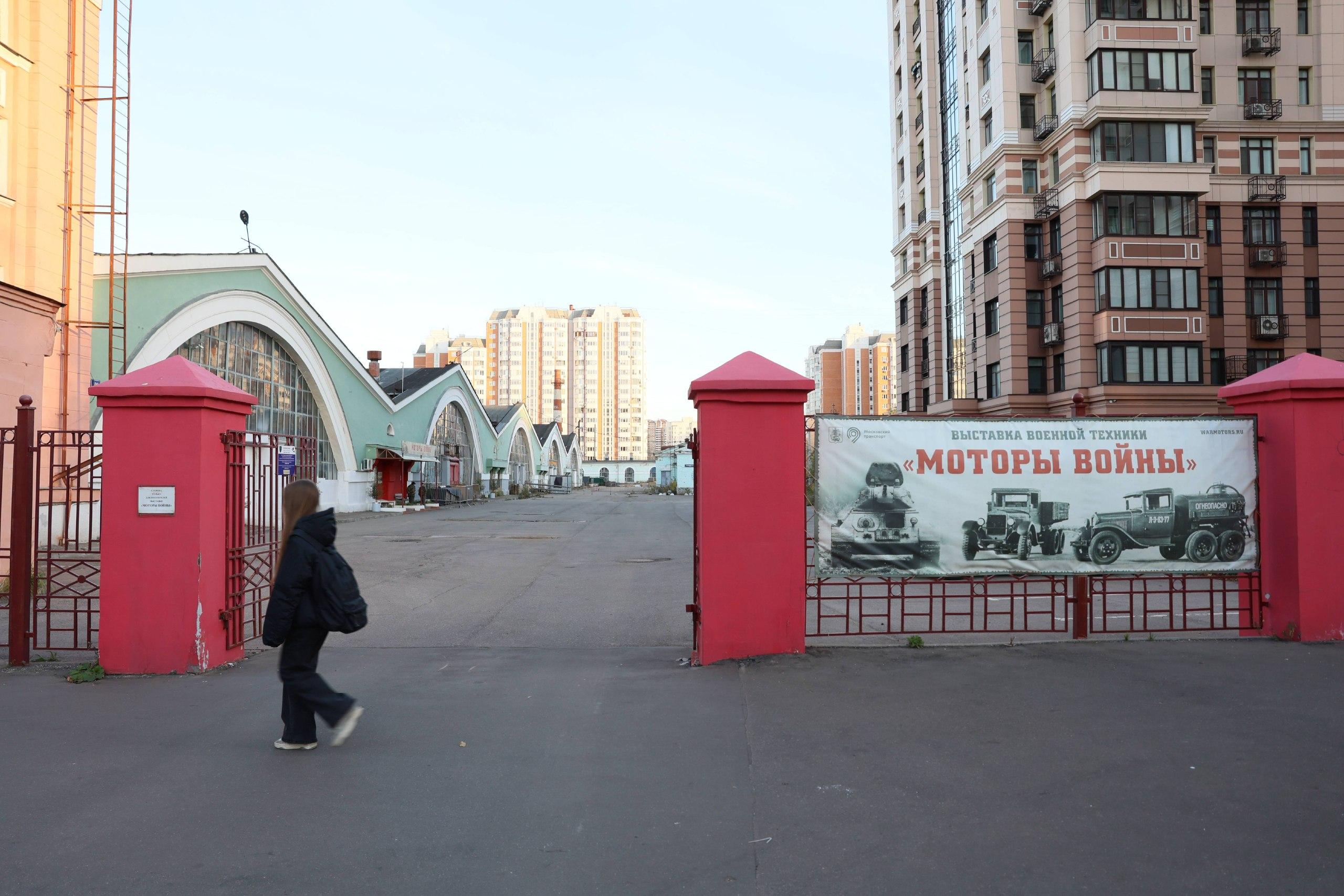 «Решили побороться». В Москве внезапно заработала скандально закрывшаяся выставка военной техники «…