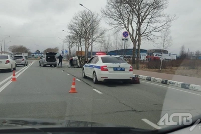 В Южно-Сахалинске в ДТП перевернулся автомобиль