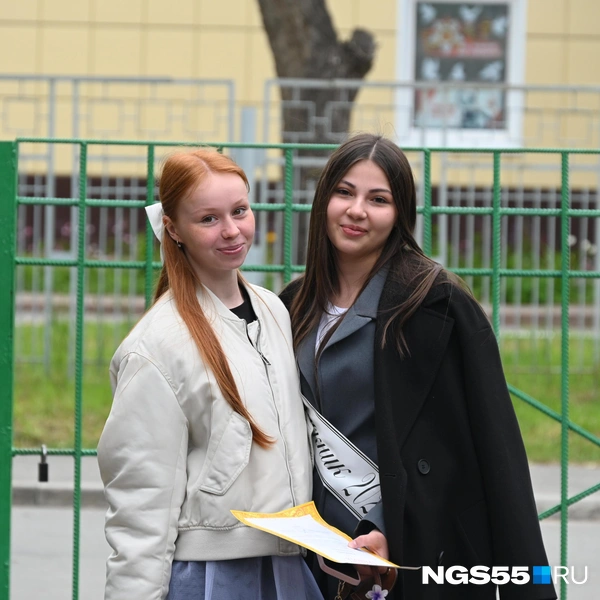 Улыбки не сходили с лиц выпускниц | Источник: Артемий Скиба / NGS55.RU