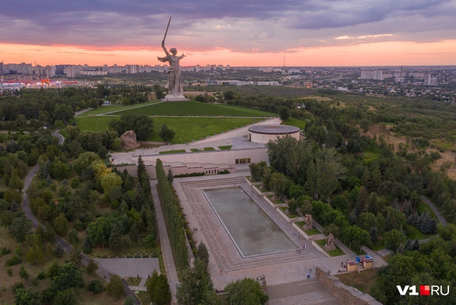 По Мамаеву кургану можно гулять только пешком | Источник: Алексей Волхонский / V1.RU