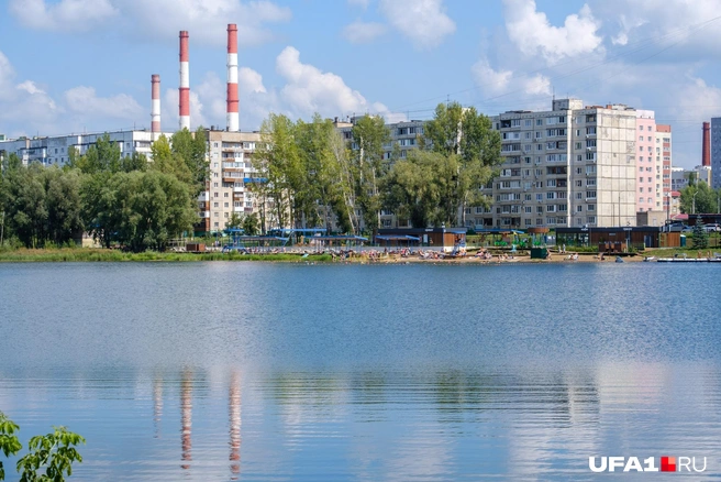 Дома, озеро и ТЭЦ | Источник: Булат Салихов / UFA1.RU