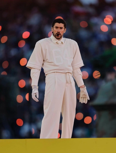 Все в шоке! Образ Bad Bunny на Супербоуле-2026: вся правда, почему хедлайнер выбрал костюм Zara | marieclaire.kz