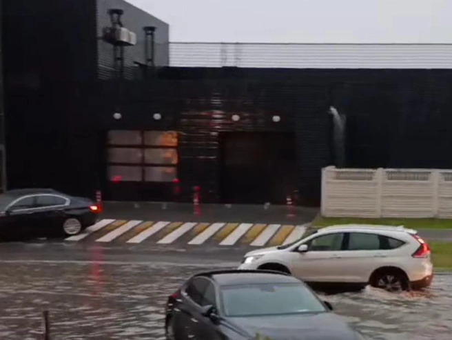 Град и ливень в разных районах города | Источник: читатель 72.RU 
