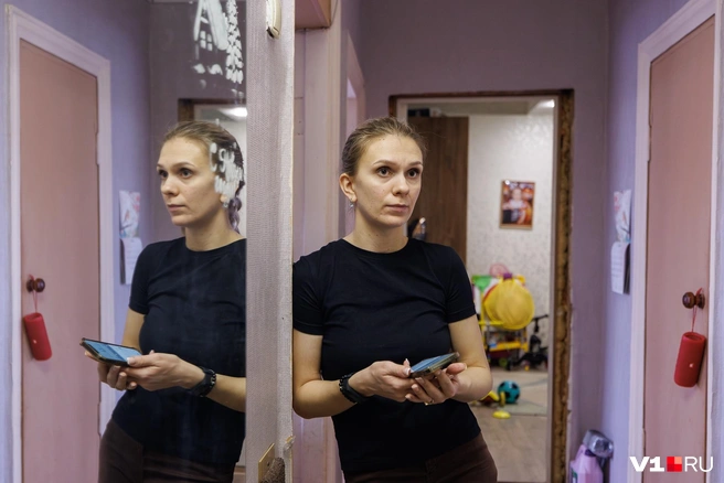 Анастасия не хочет уезжать в маневренное жилье: по ее словам, тогда придется платить за коммунальные услуги в двух квартирах | Источник: Алексей Волхонский / V1.RU