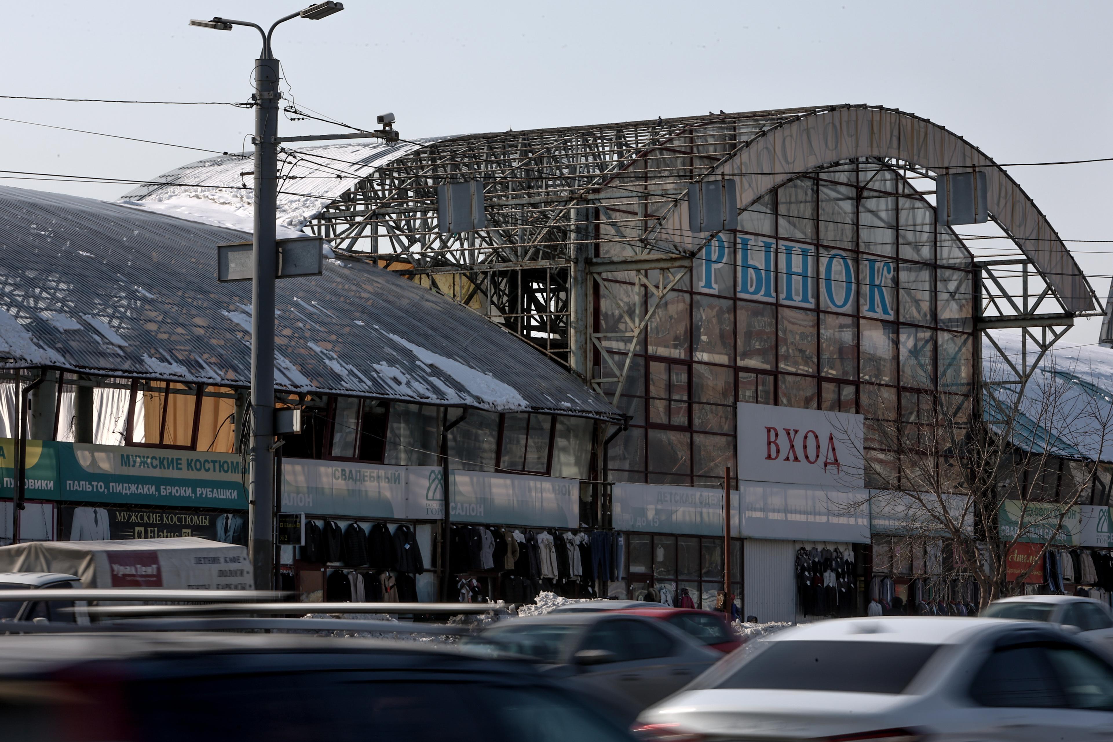 «Никому ничего не выплатили. И не выплатят». Что ждет сгоревший в центре Челябинска рынок (репортаж)