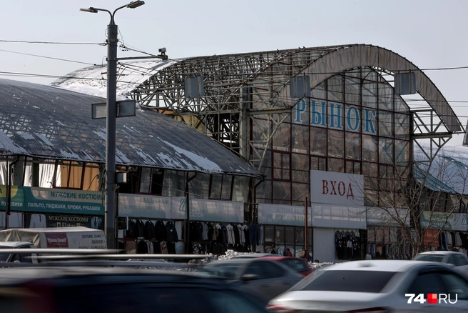 Сгоревшую крышу «Восточного города» начали разбирать. Неужели будут реконструировать? | Источник: Наталья Лапцевич