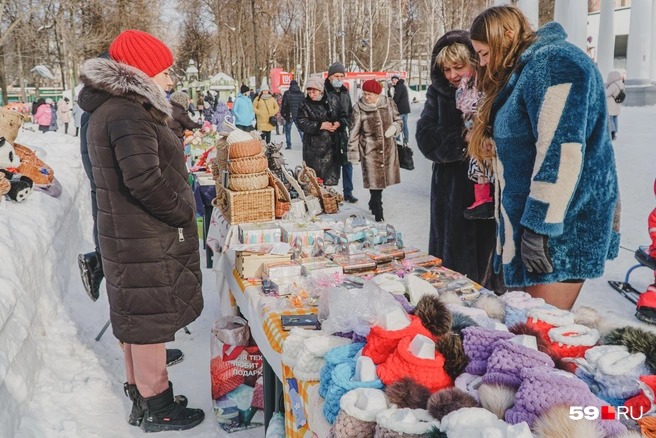 На ярмарке можно было прикупить себе безделушку | Источник: Тимофей Калмаков
