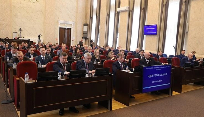 В числе приоритетных задач губернатор отметил финансовое обеспечение всех социальных обязательств перед жителями края, поддержку предприятий | Источник: Пресс-служба законодательного собрания Краснодарского края