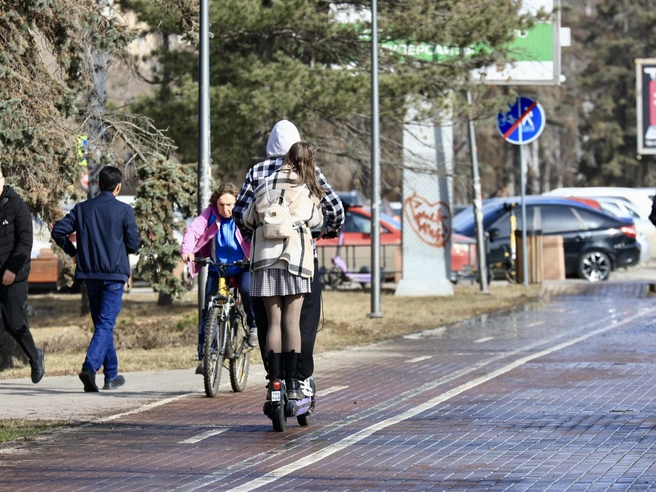Даже в будний день в центре Челябинска... | Источник: Михаил Шилкин