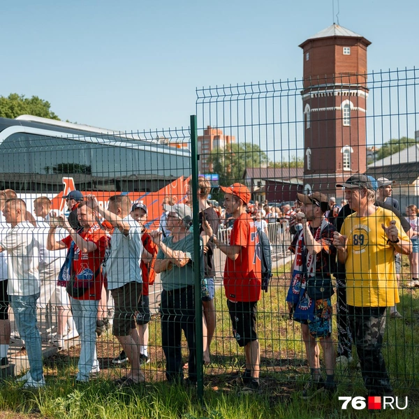 Пытались подсмотреть за первым появлением команды в городе, как могли  | Источник: Александр Куренной / 76.RU