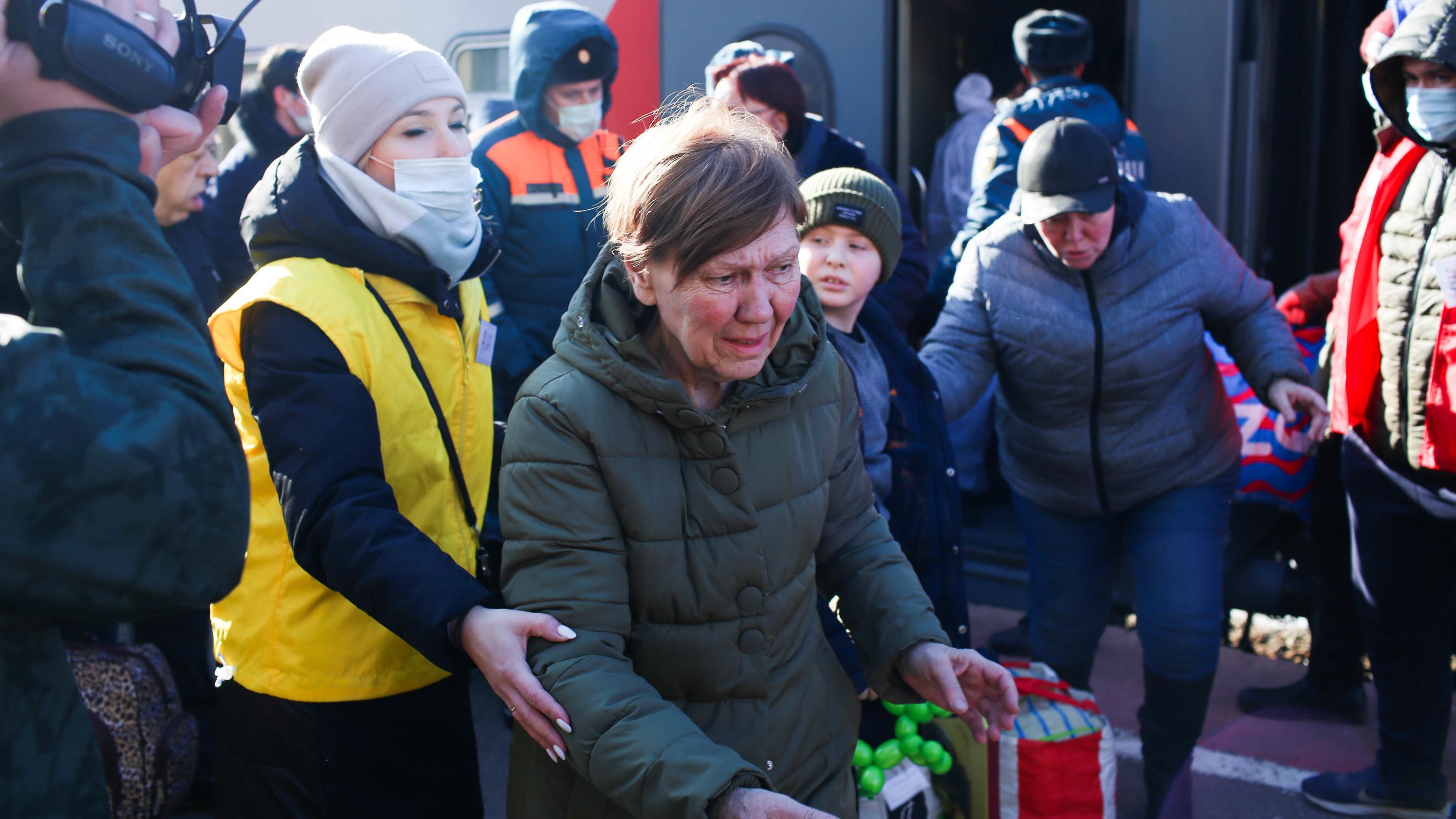 Беженцы из Мариуполя приехали в Ярославль и рассказали, как всё было на  самом деле на Украине | Военная спецоперация России на Украине, последние  новости 20 марта 2022 | Зеленый коридор в Мариуполе, эвакуация - 20 марта  2022 - 76.ру