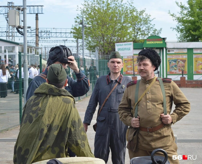 Справа мужчина в военной казачьей форме | Источник: Анастасия Баринова / 56. RU
