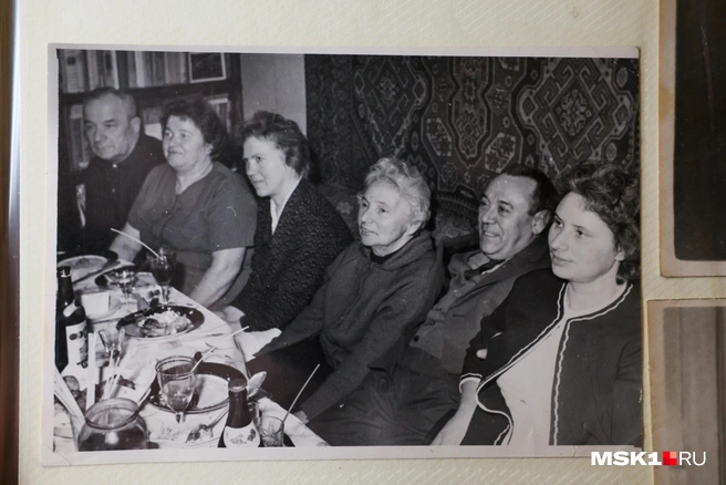На свободе мама Галины часто собирала гостей (четвертая слева направо) | Источник: Артем Устюжанин / MSK1.RU