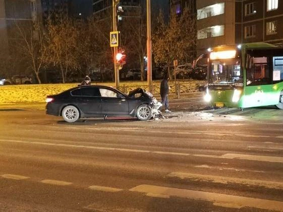 Участникам дорожного движения пришлось объезжать зону аварии | Источник: читательница E1.RU Агата