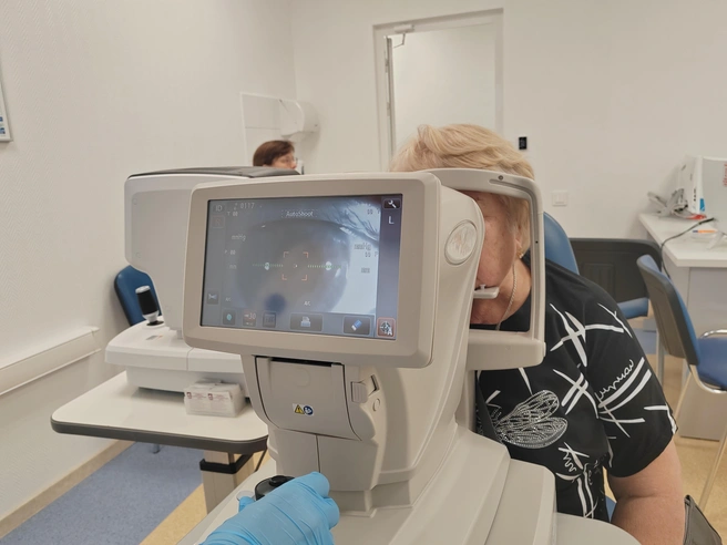 Один из симптомов глаукомы&nbsp;— высокое внутриглазное давление, его в обязательном порядке измеряют во время благотворительной акции | Источник: клиника микрохирургии «Глаз» им. Святослава Федорова 